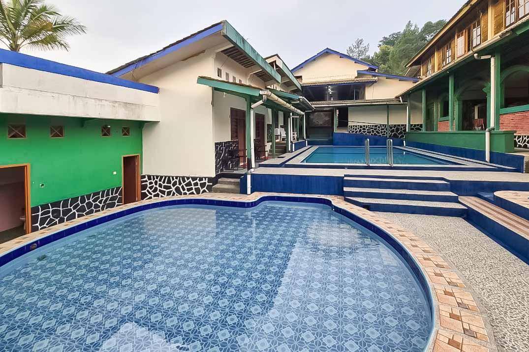 Pamijahan Hotel | 112 m² Hotel ∙ 4 bedrooms ∙ 35 guests