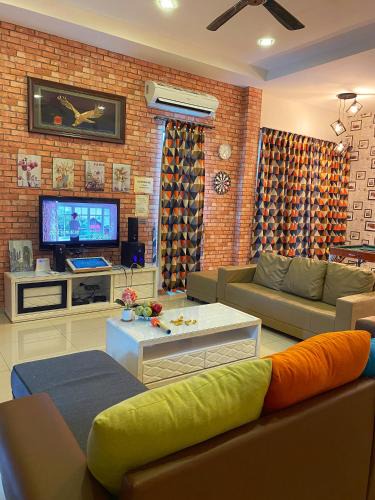 Tersusun Pundut House | 17Lumut 9minTelukBatik - 15Pax 4BR4Bath Karaoke Snooker Kid Pool BBQ