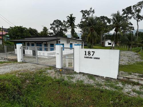 Pekan Nanas House | 187 Kg Sawah