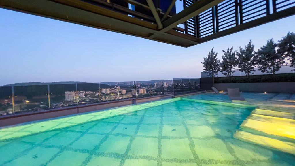 Sungai Penchala Apartment | 2 Mossaz skypool 5mins to 1U&Ikea at Empire City by Light House
