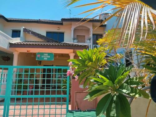 Taman Kota Laksamana Hostel | 3 Little Birds Home, 100meter to JonkerWalk