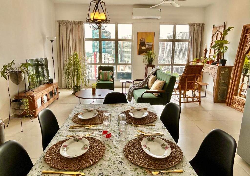 Brickfields Apartment | 3BR Vintage design Level 26, KL Sentral City View