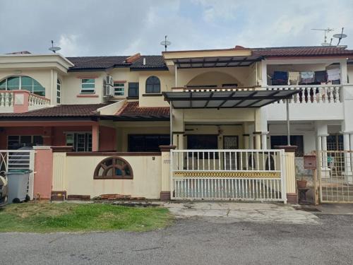 Semabok House | 4-Bedroom Landed Home, Semabok Jaya
