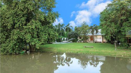Sam Chuk House | 4000 m² House ∙ 5 bedrooms ∙ 26 guests