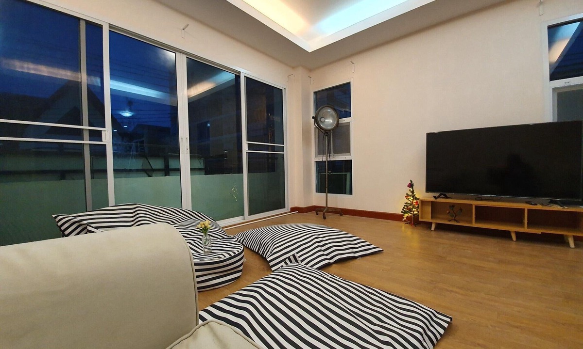 Din Daeng House | 4BR townhouse above 7-11, 10mins walk to trains, local food