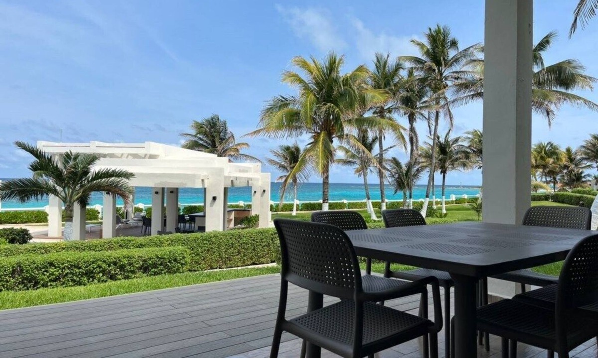Zona Hotelera Villa | 5 Star Private Beach front Beautiful Villa only steps from the Ocean