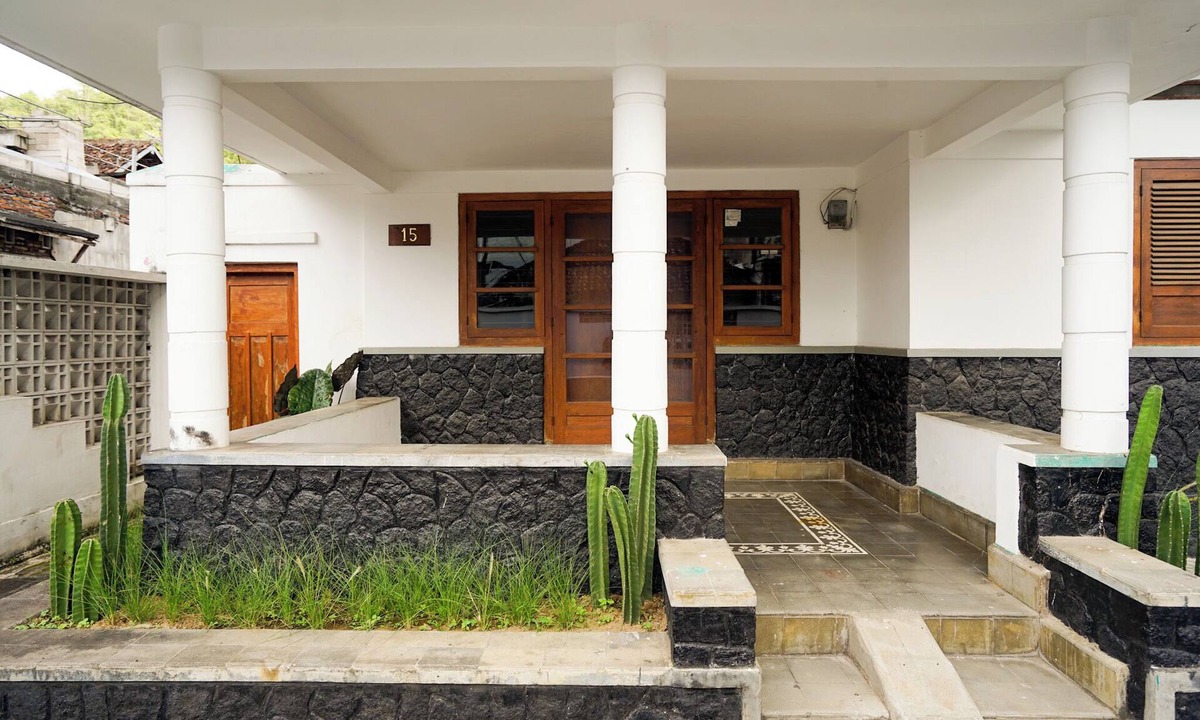 Sidomulyo House | 7BR Villa Kamandalu - Oase Klasik Modern di Kota Batu