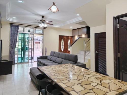 Taman Mount Austin House | 7pax Austin Perdana Family House 10 min to AICCC No Party