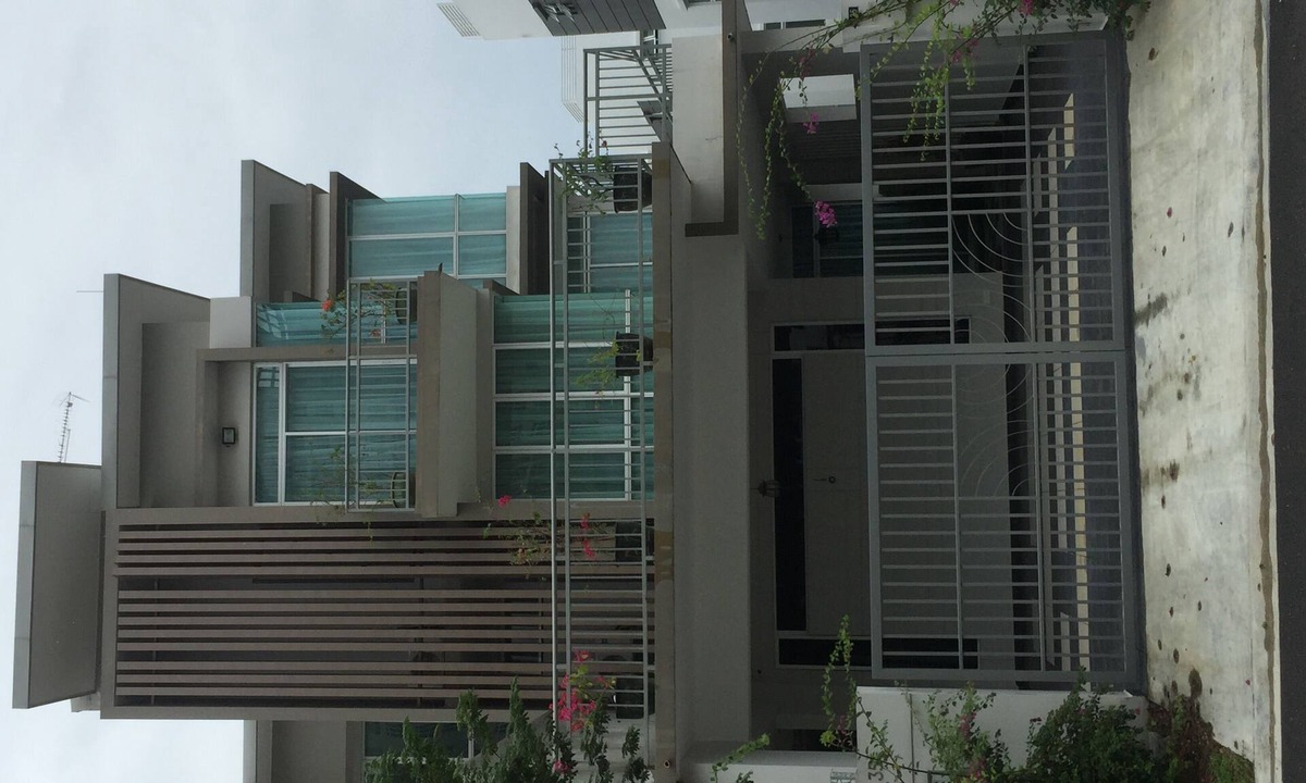Johor Bahru House | A well-decorated 3-storey house near Malaysia-Singapore border checkpoint.