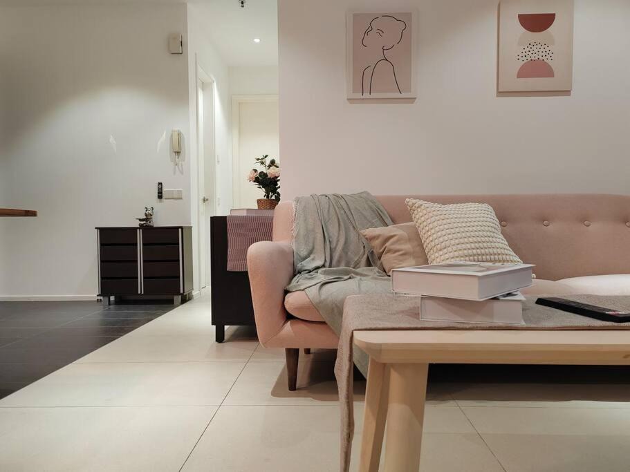 Mont Kiara Apartment | Arcoris Mont Kiara 18# Sunway 163 Mall# 1 Mont Kiara # 2 BR with Balcony 2-4 Pax