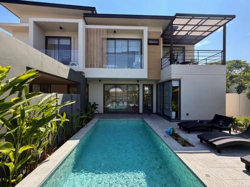 Ban Waen Villa | AURA STAY-Luxury Private Pool Villa walk to Kad Farang