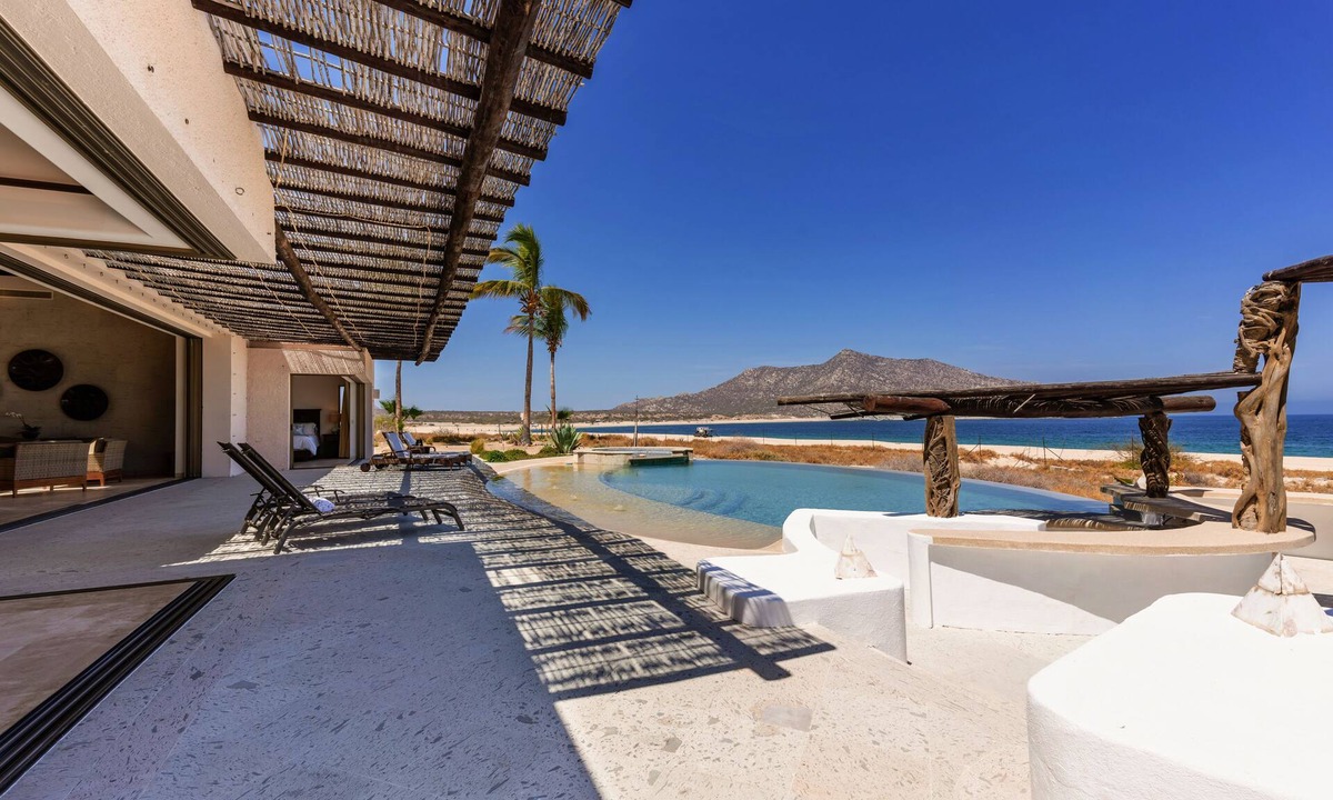 Los Frailes House | Beachfront, incredible views, 4bd, 4+ba, fish/swim/snorkel in the Sea of Cortez