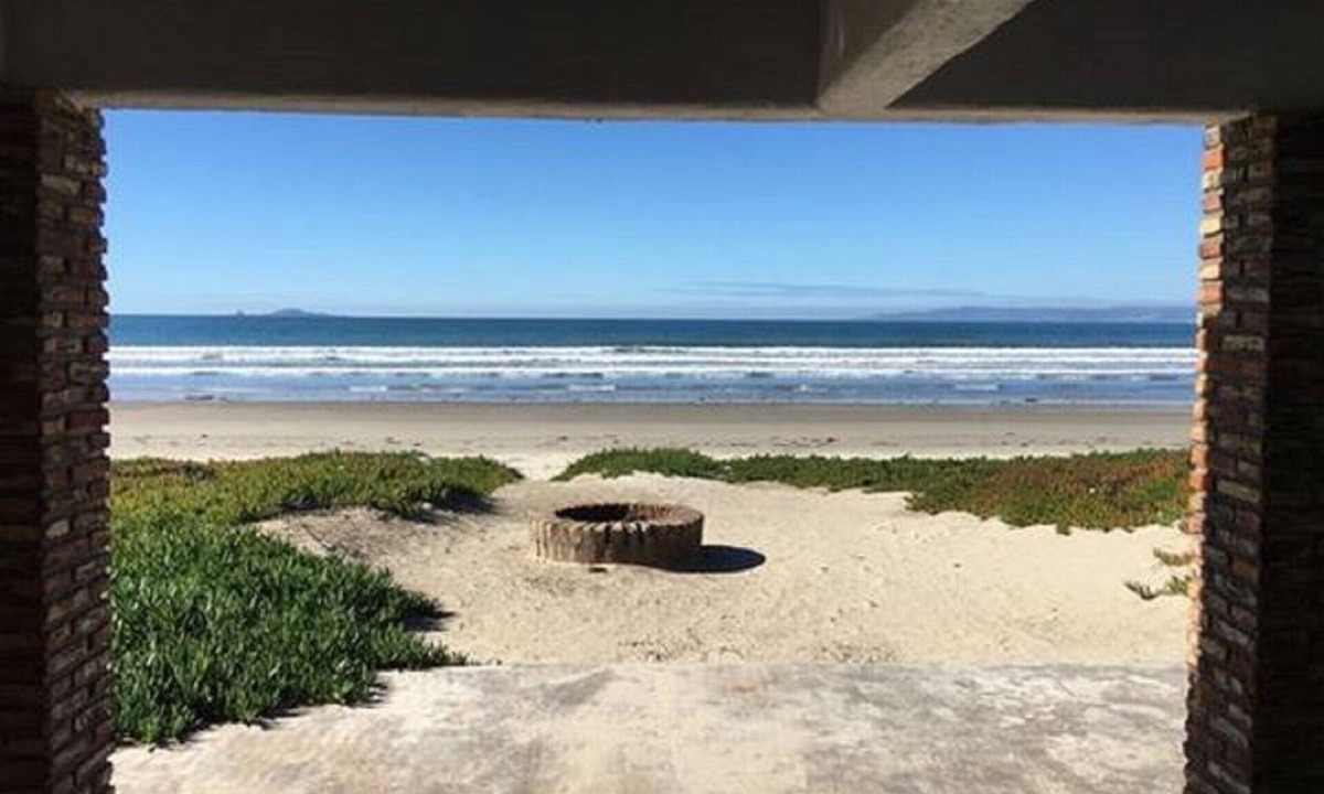 Lengueta Arenosa House | Beachfront with gorgeous Mexican flair and color. What you want in Mexico!
