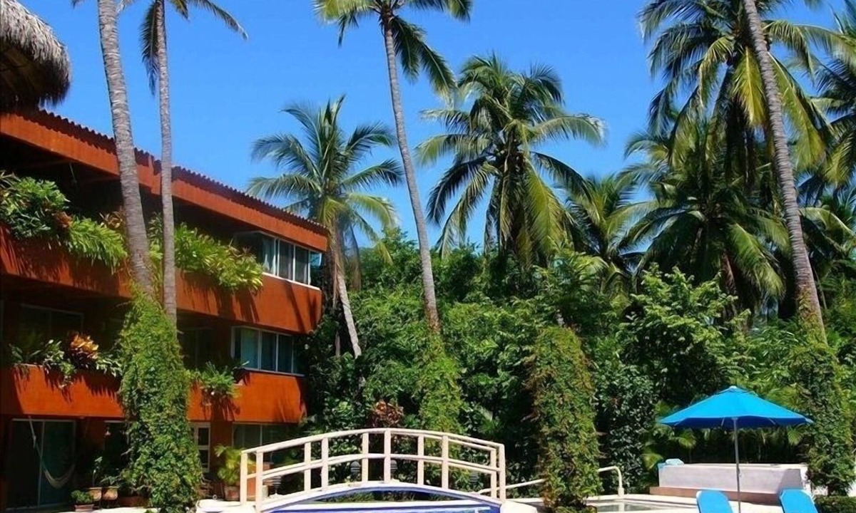 Zihuatanejo Condo | Beautiful 3 Bedroom Condo w Swimming Pool- 1 Block from Fabulous La Ropa Beach
