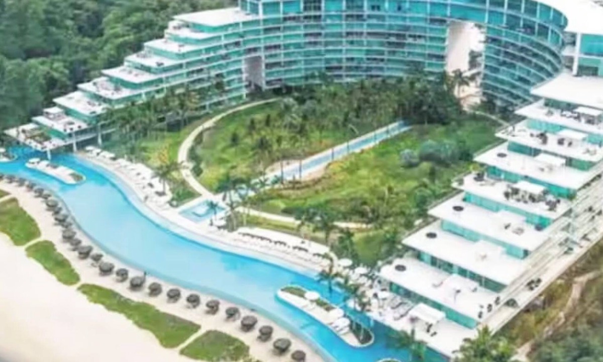 Flamingos Apartment | Beautiful beachfront condominium.