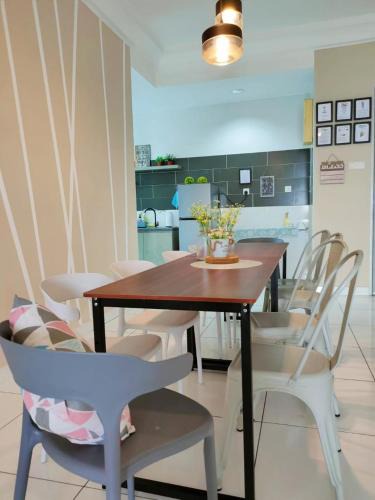 Taman Bukit Mewah Apartment | Beautiful sunset beside Paradigm Mall 14 pax
