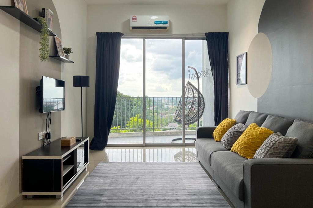 Larut Apartment | Black White 3BR Condo near Taiping Lake Garden Zoo with Netflix WiFi