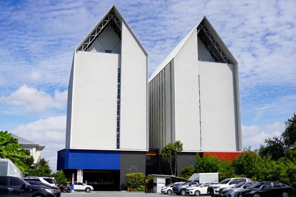 Bang Na Hotel | Blue Hippo & Red Crocodile Hotel