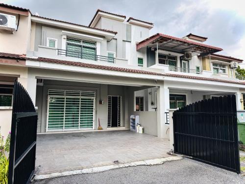Ipoh House | Botani Cyber 18 Landed Homestay