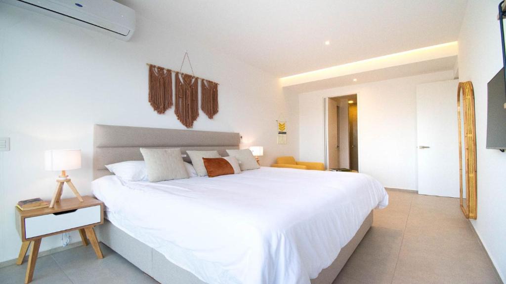 Flamingos Apartment | Brand New Condo Aria Ocean 614 by Kivoya