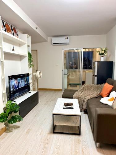 Bang Na Apartment | Breezy 1BR Near BTS Udomsuk