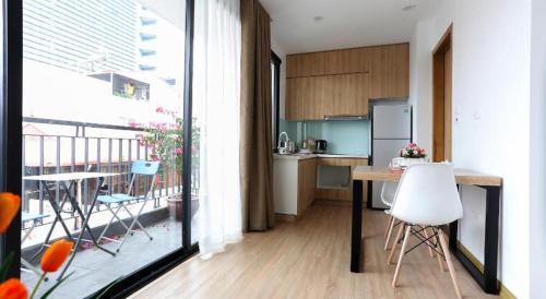 Nghia Đo Apartment | Căn hộ studio xinh xắn với ban công và bồn tắm