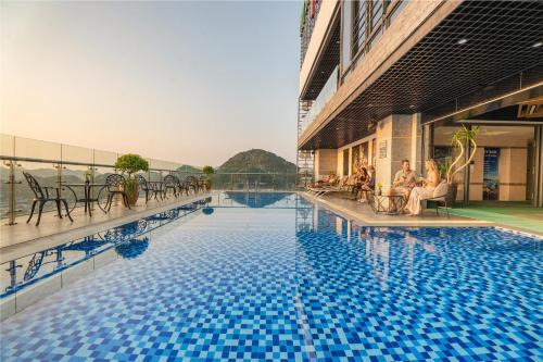 Cat Ba Hotel | Cat Ba Paradise Hotel - Sky Bar & Massage