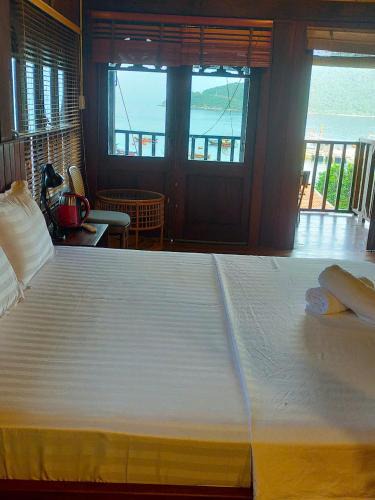 Tan Hiep Hotel | Cham Island Wooden Cabin