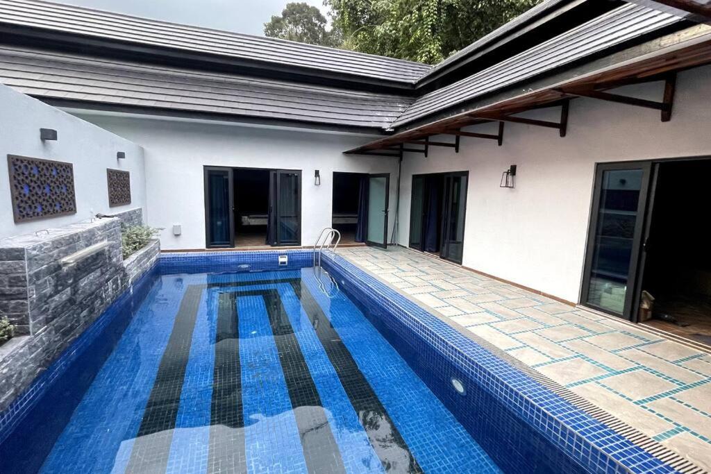 Bentong House | Charis Janda Baik Semi D Villa 6: 3 Bedroom + Pool