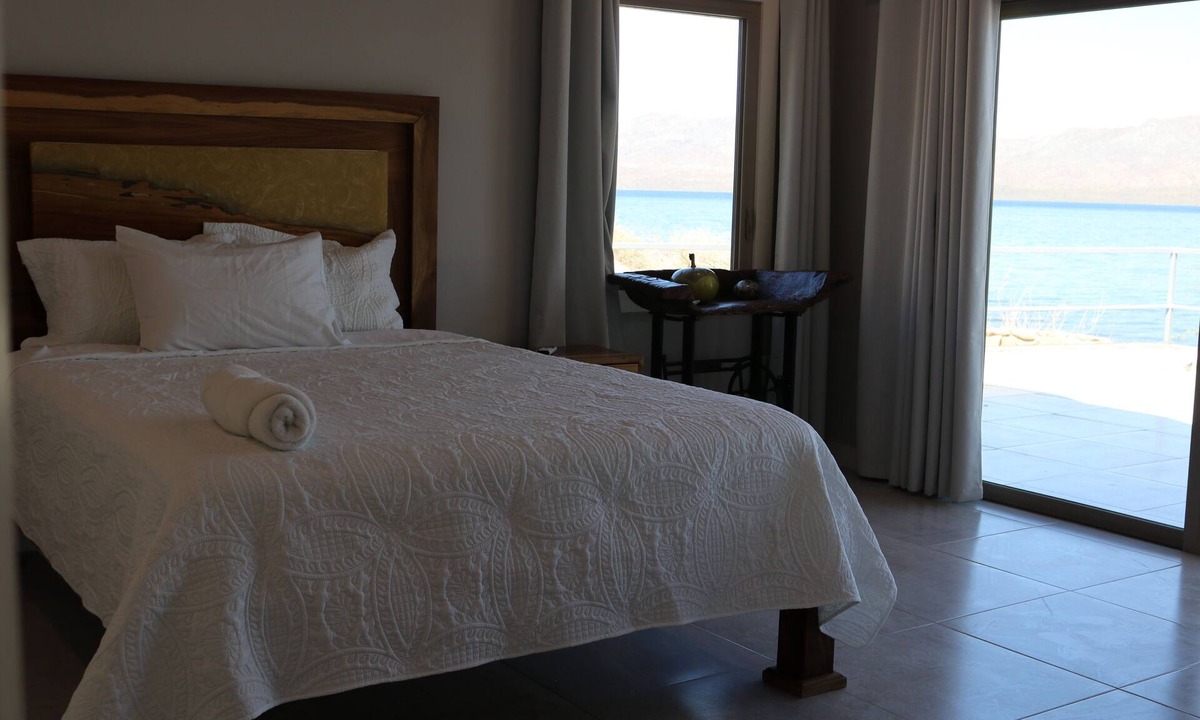 Mulege House | Charming 4-bedroom front beach solar house boat with A/C, in awesome Mulege BCS.