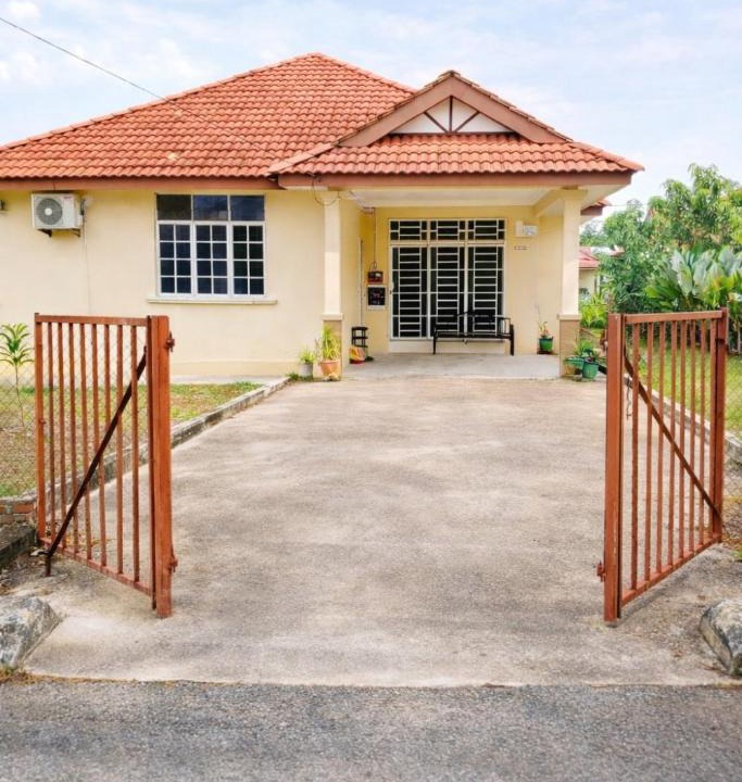 Kuala Terengganu House | Chelong Homestay 4BR Fully Aircond near stadium Gong Badak