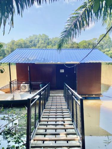 Kuala Rompin Apartment | Chemperai Resort Floating House & Glamping