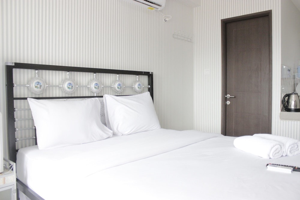 Cibaduyut Hotel | Chic and Comfy Studio Room at Mekarwangi Square Apartment Cibaduyut