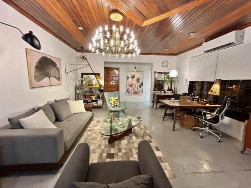 Tunku House | Chic Designer Family Suite Shared Bungalow LRT SS1 PJ