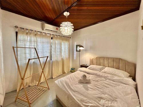 Tunku House | Chic Double Room Shared Bungalow near LRT SS1 PJ