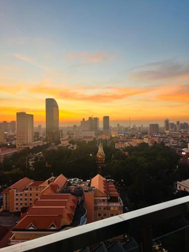 Daun Penh Apartment | City & River Views near Royal Palace and Watphnom