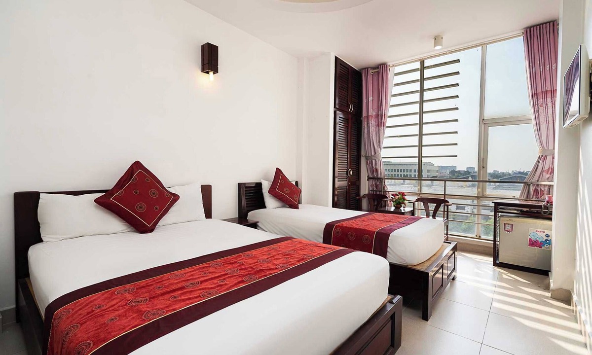 Tan Binh Hotel | Collection O Dinh Dinh Hotel - Near Tan Son Nhat Airport