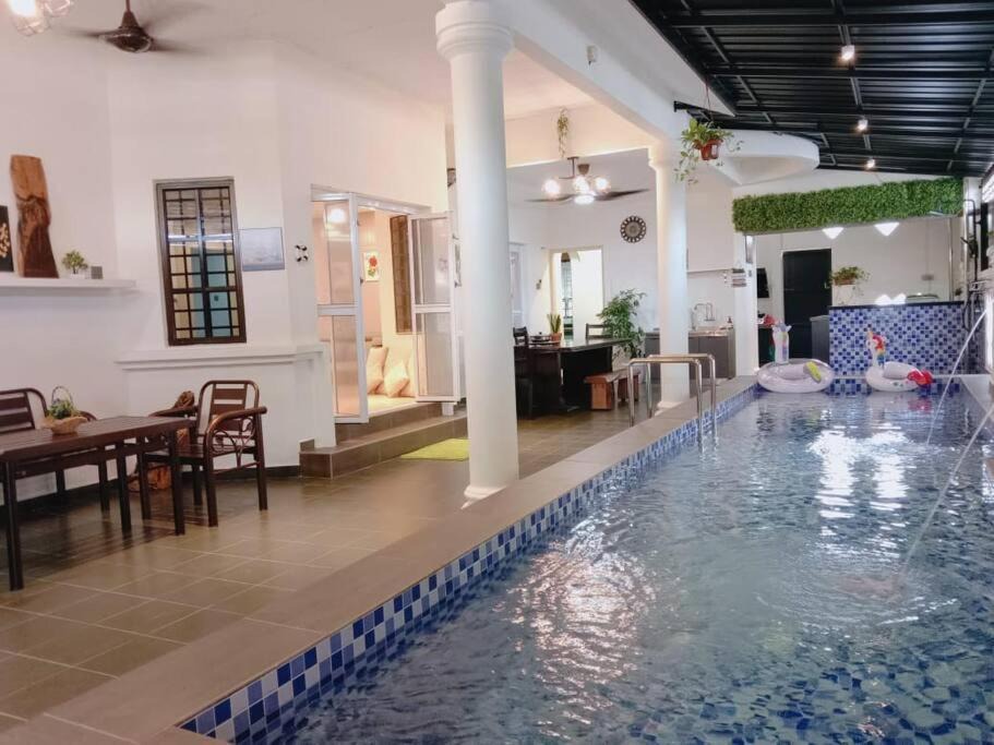 Taman Jati House | Comfortable Swimming Pool Homestay Melaka