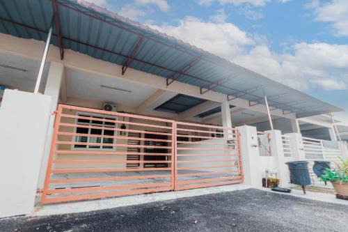 Asam Kumbang House | Comfy Family 4BR Terrace House 9 Pax with Free Netflix & WiFi
