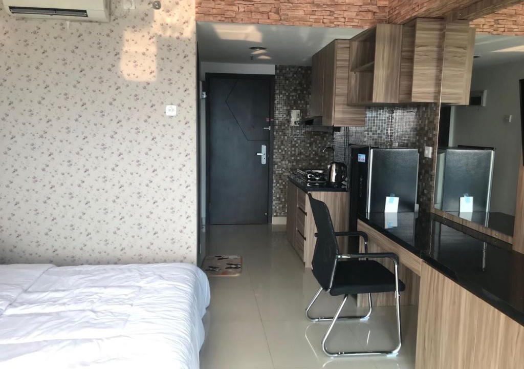 Jatinegara Apartment | Comfy Wooden Decorated Studio - The Hive, Cawang