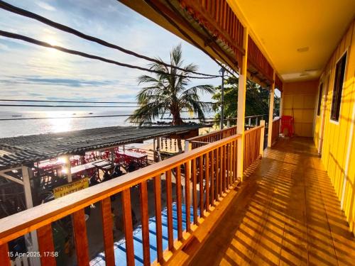 Tioman Island House | CORAL BEACH room & cafe