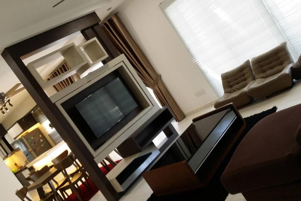 Sri Gading House | Cosy Spacious Homestay in Central Batu Pahat with Wifi & GENTING Clubhouse