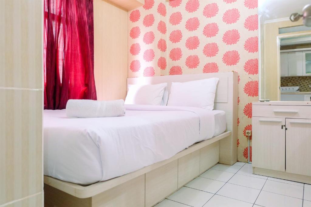 Pancoran Apartment | Cozy 2BR at Kalibata City Apartment By Travelio