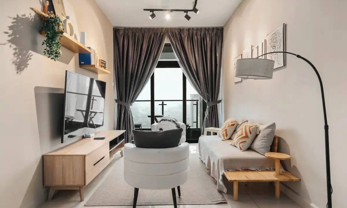 Kuala Lumpur City Centre House | Cozy Apartment w/Stunning KLCC View, 1-Min Walk to LRT, Netflix & Prime Location