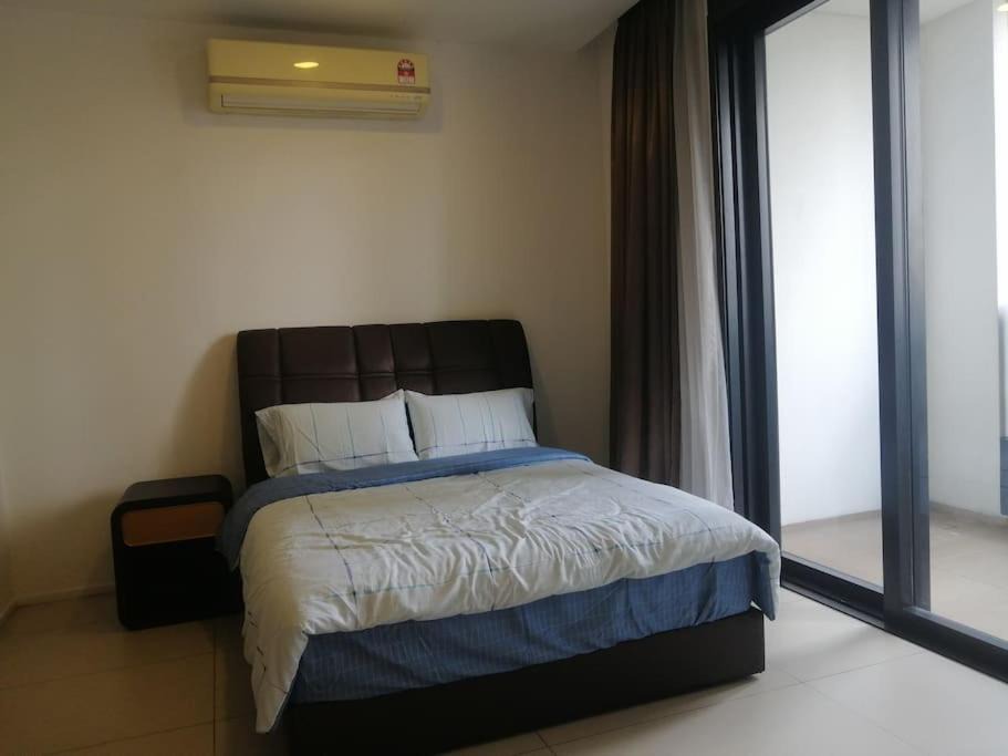 Mont Kiara Apartment | Cozy Arcoris Mont Kiara with 2 Queen Beds