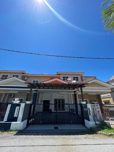Kampung Telaga Batin Apartment | Cozy Family Stay Near Beach, Airport & Stadium