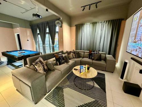 Bukit Indah House | Cozy Holiday Home 18 Pax Bukit Indah JB