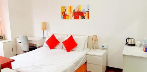 Kuala Lumpur House | Cozy Master Room at Suria Kipark Damansara Apartment Homestay Sleeps 3 with Fully Equipped Kitchen and Laundry