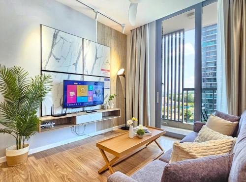 Puchong Apartment | Cyberjaya 3BR Homestay Balcony with Pool View & Near to MMU