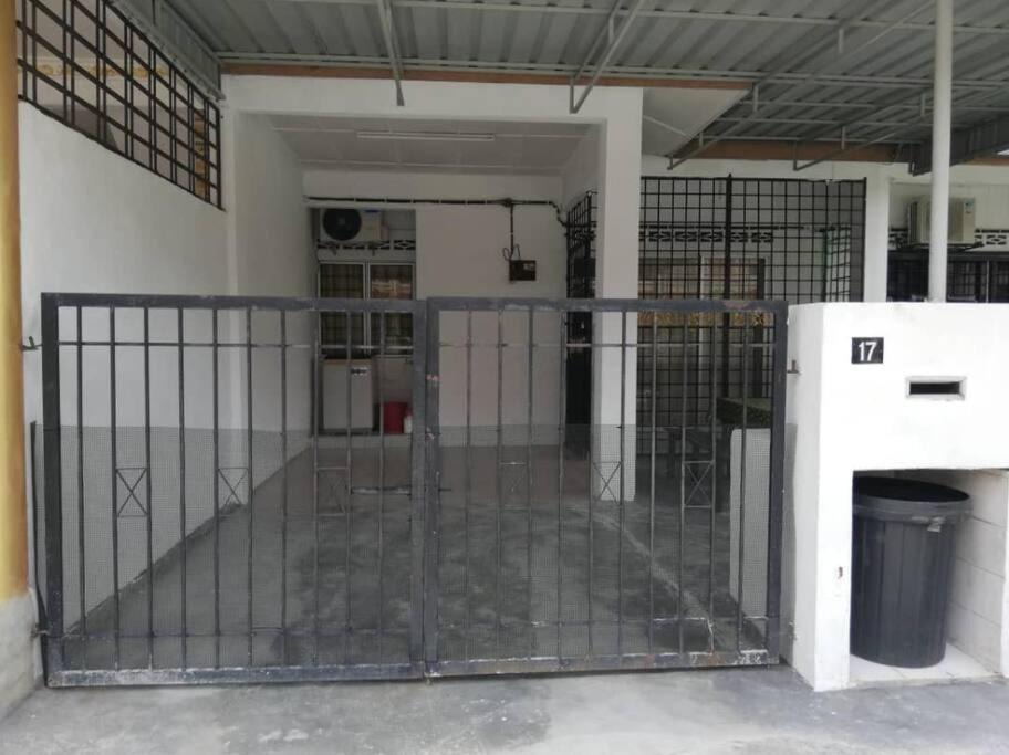 Banting House | D'Haja 17 KLIA SEPANG with 2 Airconds & Wi-Fi